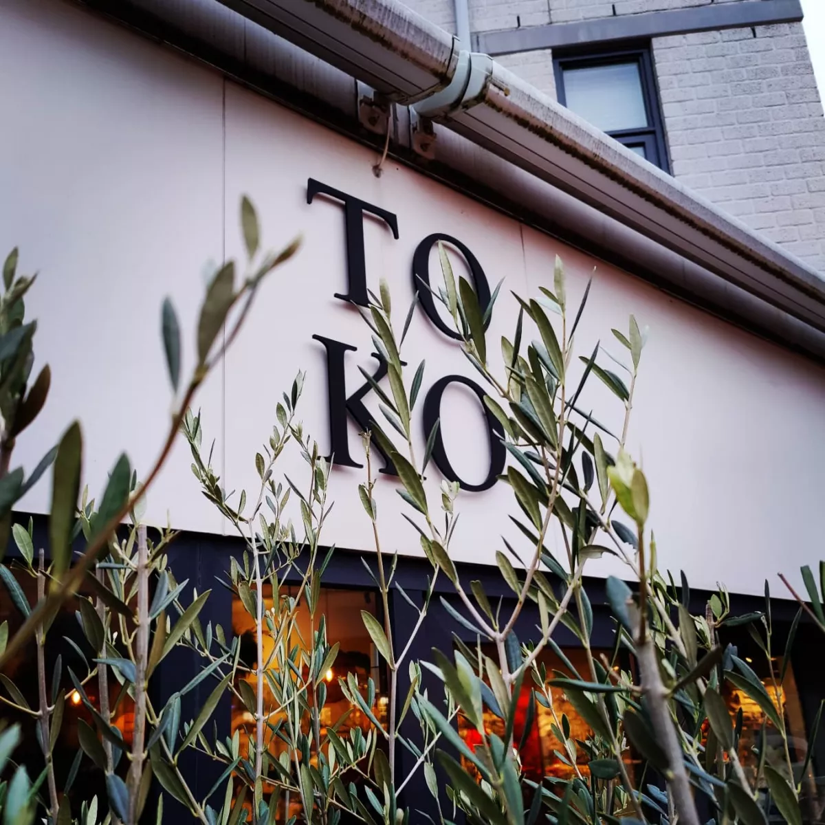 gevelletters op afstandnokjes van 1 cm dik zwart mat acrylaat voor TOKO LIVING in Bussum